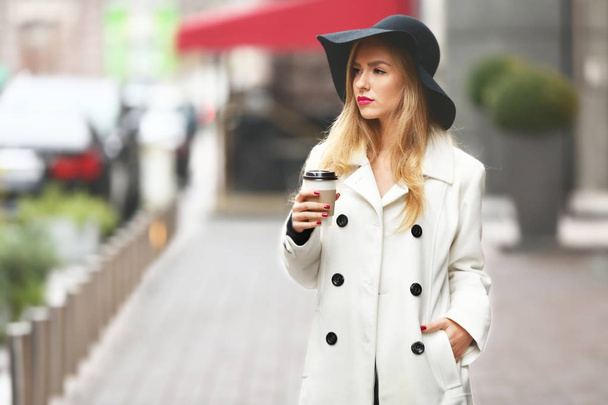 Fashion woman with cup of coffee - Fotoğraf, Görsel