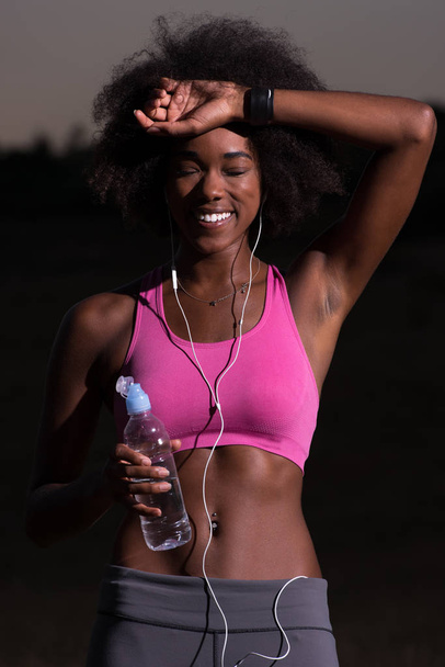 アフリカ系アメリカ人の女性が自然にジョギング - 写真・画像