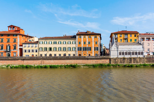 kaupunkimaisema Pisan Arno-joen kanssa
 - Valokuva, kuva