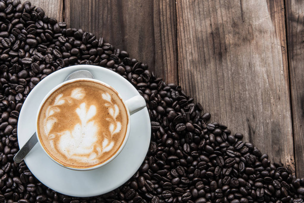 Καφές latte και κόκκους καφέ - Φωτογραφία, εικόνα