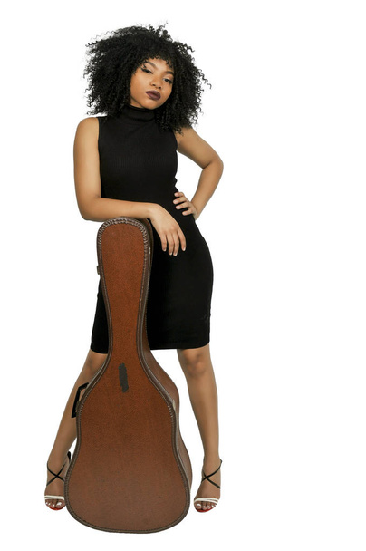 Afrika kökenli Amerikalı siyah kadın gitar ile - Fotoğraf, Görsel