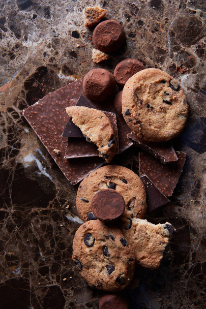 Chocolate chip cookies and chocolates - Foto, afbeelding