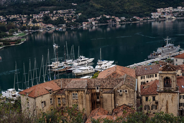 Pohled z boku Kotorskou staré město z hory Lovcen.  - Fotografie, Obrázek