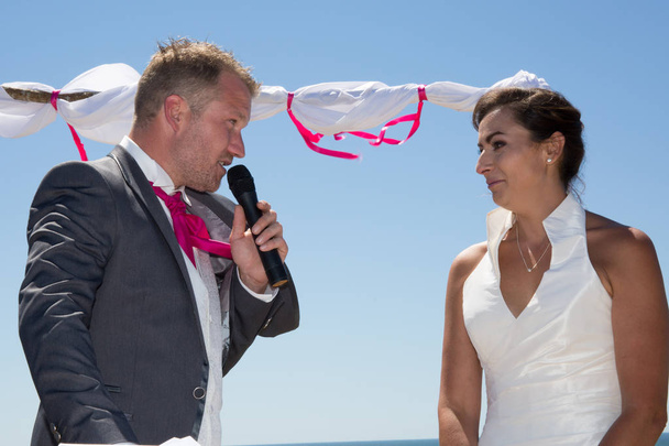 Mutlu evli çift ayakta sahilde - Fotoğraf, Görsel