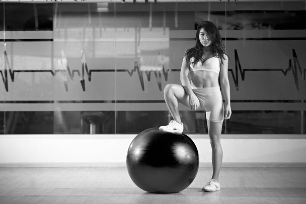 Asian girl with fitness ball - Fotoğraf, Görsel