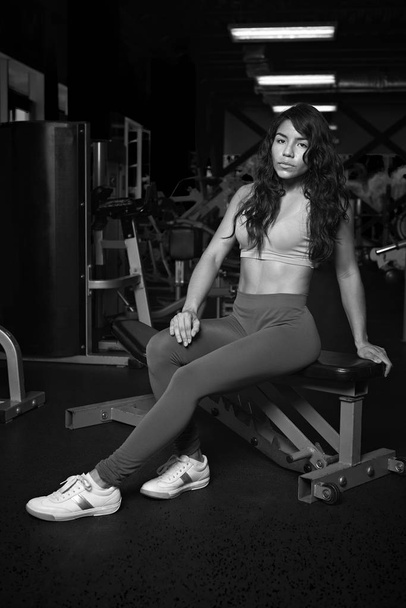 Asian girl sit in gym - Фото, изображение