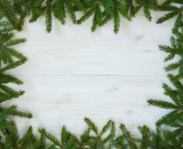 Noel ağacı dalları üzerinde beyaz ahşap doku, d için hazır - Fotoğraf, Görsel