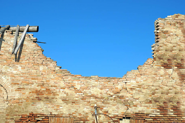 ruinas de una fortificación contra el cielo azul
. - Foto, Imagen