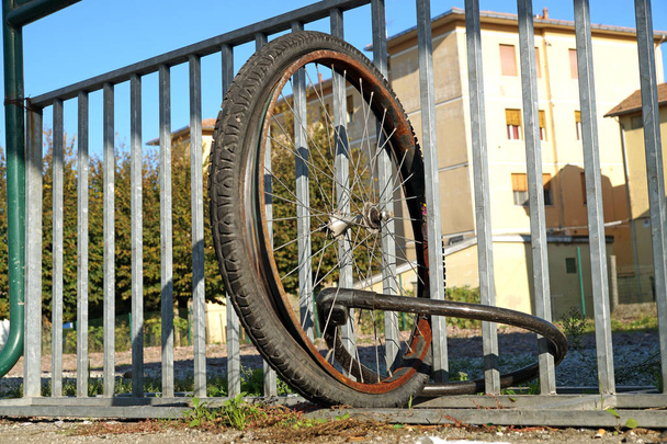 розсувні колеса без мотоцикла, прикріпленого до міських воріт
 - Фото, зображення