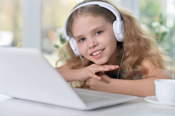 cute girl listening to music - Foto, Bild