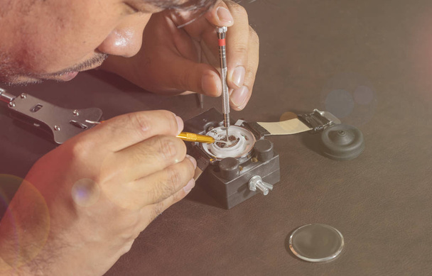 hodinář se snaží opravit hodinky na clonu jízdné - Fotografie, Obrázek