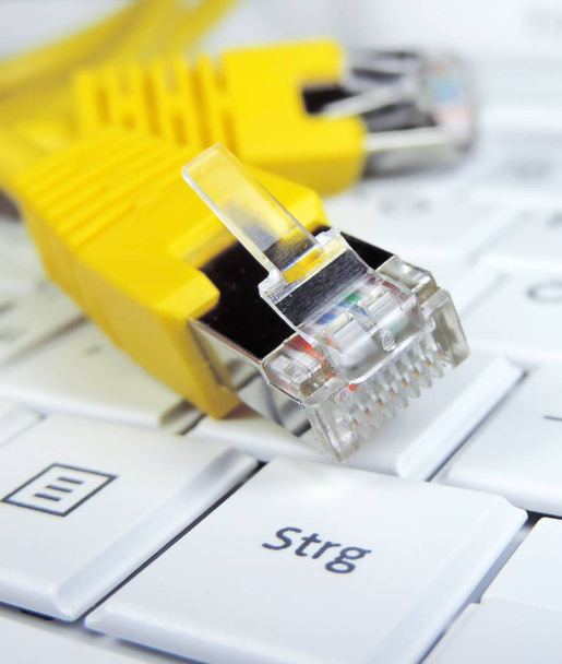Kabel Ethernet na laptopie biały - Zdjęcie, obraz
