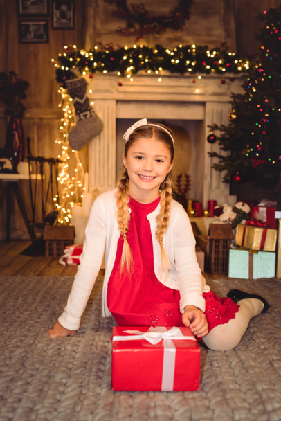 κοπέλα που κρατά το χριστουγεννιάτικο δώρο - Φωτογραφία, εικόνα