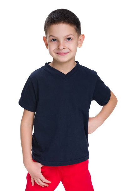όμορφο νεαρό αγόρι σε ένα κόκκινο πουκάμισο - Φωτογραφία, εικόνα