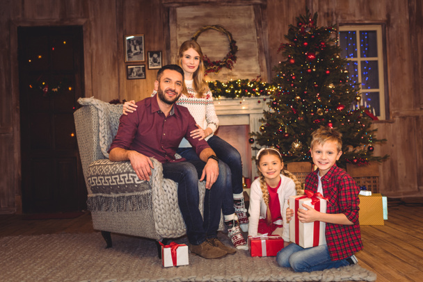 glückliche Familie mit Weihnachtsgeschenken - Foto, Bild
