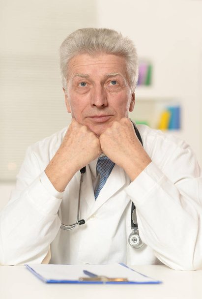mature male doctor  - Zdjęcie, obraz
