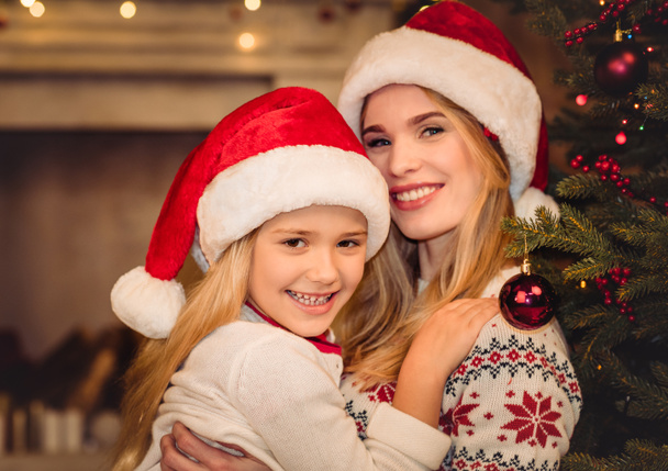 mutlu anne ve kızı, Noel Baba şapkaları - Fotoğraf, Görsel