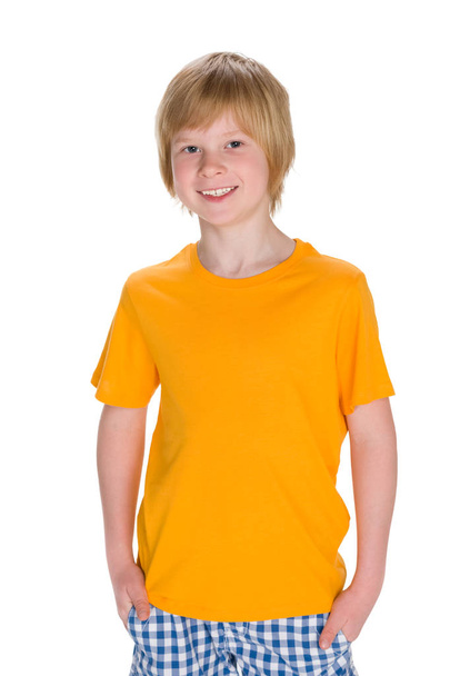 Szczęśliwy mały chłopiec w żółtej koszulce - Zdjęcie, obraz