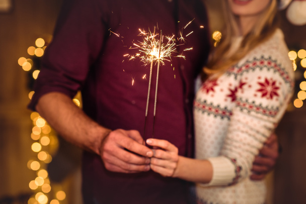 Couple holding sparklers - Фото, зображення