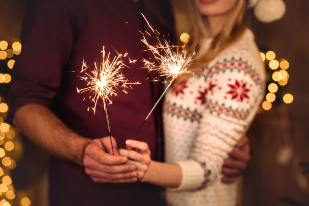 Couple holding sparklers - Fotoğraf, Görsel