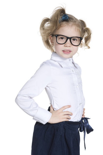 Έξυπνο κοριτσάκι με γυαλιά. - Φωτογραφία, εικόνα