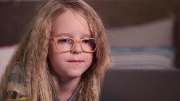 Szép kislány, segítségével a számítógép a hálószobában - Felvétel, videó