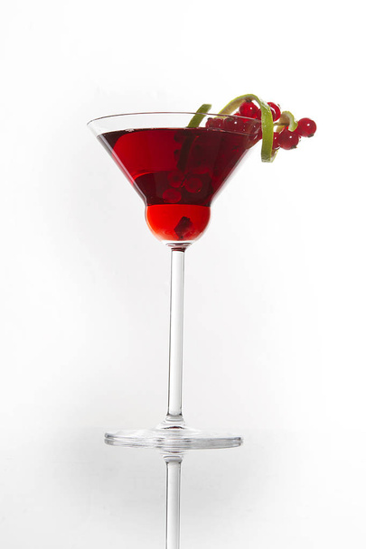 Cóctel rojo en vaso de martini
.  - Foto, Imagen