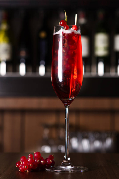 красный коктейль в бокале шампанского
.  - Фото, изображение