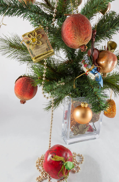Rama de árbol de Navidad y decoración en un jarrón
 - Foto, imagen