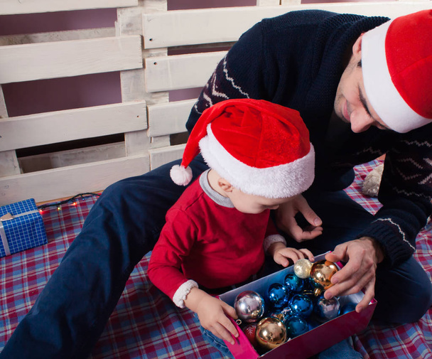 Papá con hijo decorar árbol de Navidad
 - Foto, Imagen