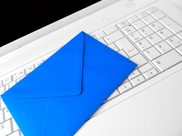 Blauwe envelop en witte toetsenbord - Foto, afbeelding