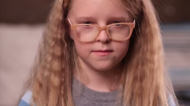 Sad little girl with confused expression - Footage, Video