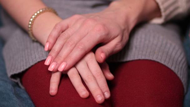 Anya és lánya kezét - Felvétel, videó