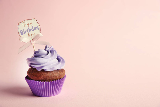 Delicious cupcake with greeting card  - Фото, зображення