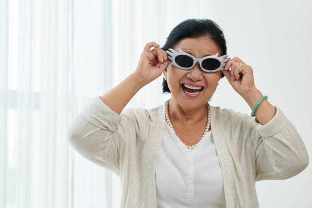 Donna con occhiali da sole divertenti
 - Foto, immagini