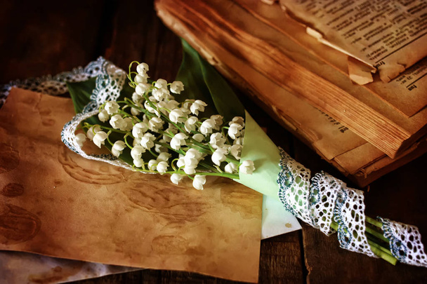 букет лилии и ретро-книги
 - Фото, изображение