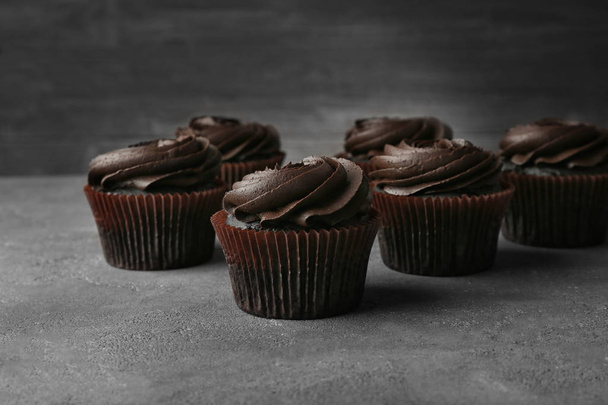 chocolate cupcakes on table - Foto, afbeelding