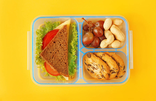 Lunchbox met diner op tafel - Foto, afbeelding