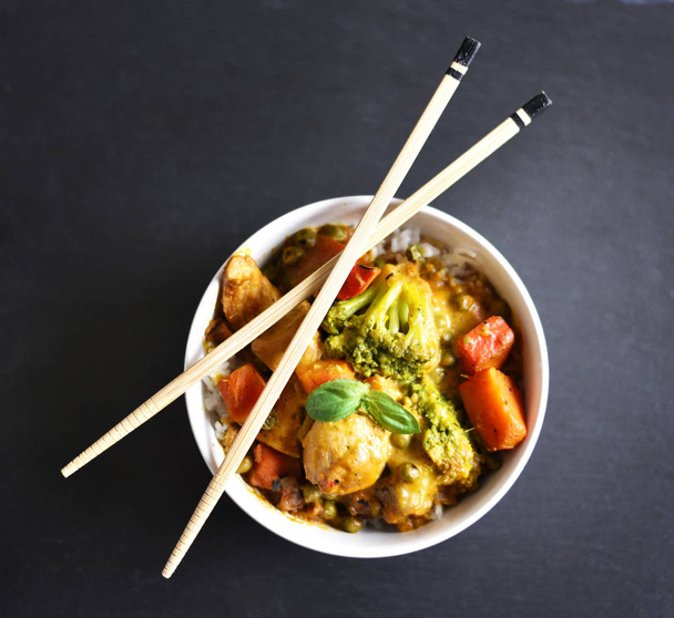 Curry tailandés o pollo al curry
 - Foto, imagen