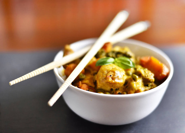 Curry tailandés o pollo al curry
. - Foto, imagen