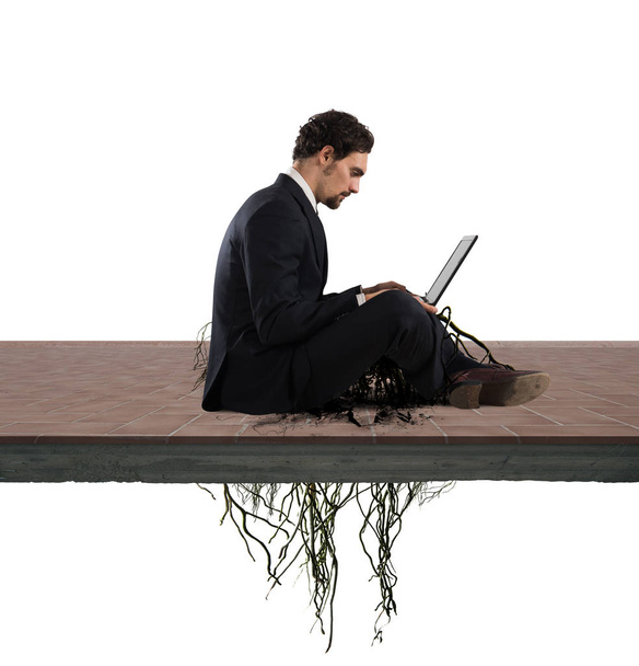 Бизнесмен сидит со своим ноутбуком
 - Фото, изображение