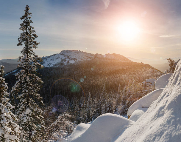 Уральський красивому зимовий пейзаж з Встановлююче сонце над горою, засніжених лісах і скелі - Фото, зображення