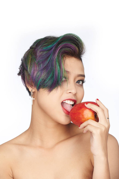 Hermosa mujer comiendo manzana madura
 - Foto, imagen