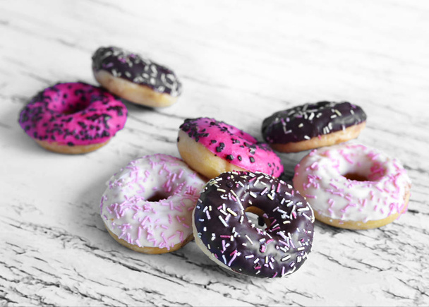 Haufen frischer Donuts mit Glasur - Foto, Bild