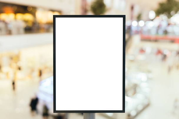 Panneau vierge avec espace de copie pour votre message texte ou simuler du contenu dans un centre commercial moderne
. - Photo, image