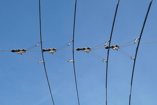 líneas eléctricas necesarias para el movimiento de trolebuses. alambres de tranvía
 - Foto, imagen