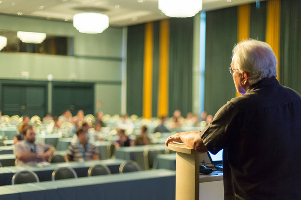Ponente público sénior dando una charla en conferencia científica. - Foto, imagen
