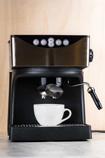Ετοιμάστε ένα φλιτζάνι καφέ στην καφετιέρα εσπρέσο - Φωτογραφία, εικόνα