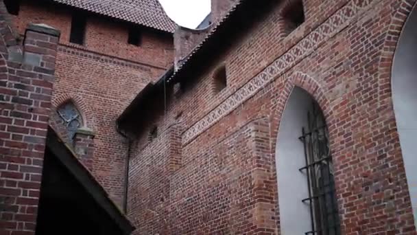 die burg des teutonischen ordens in malbork ist flächenmäßig die größte burg der welt. es wurde in marienburg, preußen von den teutonischen rittern in form einer ordensburg-festung erbaut. - Filmmaterial, Video