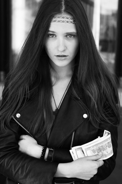 Retrato de belo modelo em jaqueta de couro com sopro ouvir
 - Foto, Imagem